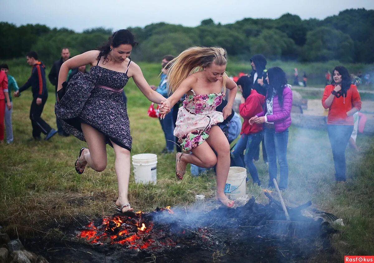 Иван купала (иванов день, купальская ночь). Прыгание через костер на иван купала. Ивана купала праздник прыгают через костер. Ивана купала через костер. Девушка прыгает через костер.
