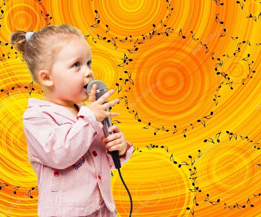 Вокал для детей 3 лет. Реклама вокал для детей 4-5. Аудиотерапия. Девочка поет на желтом фоне.