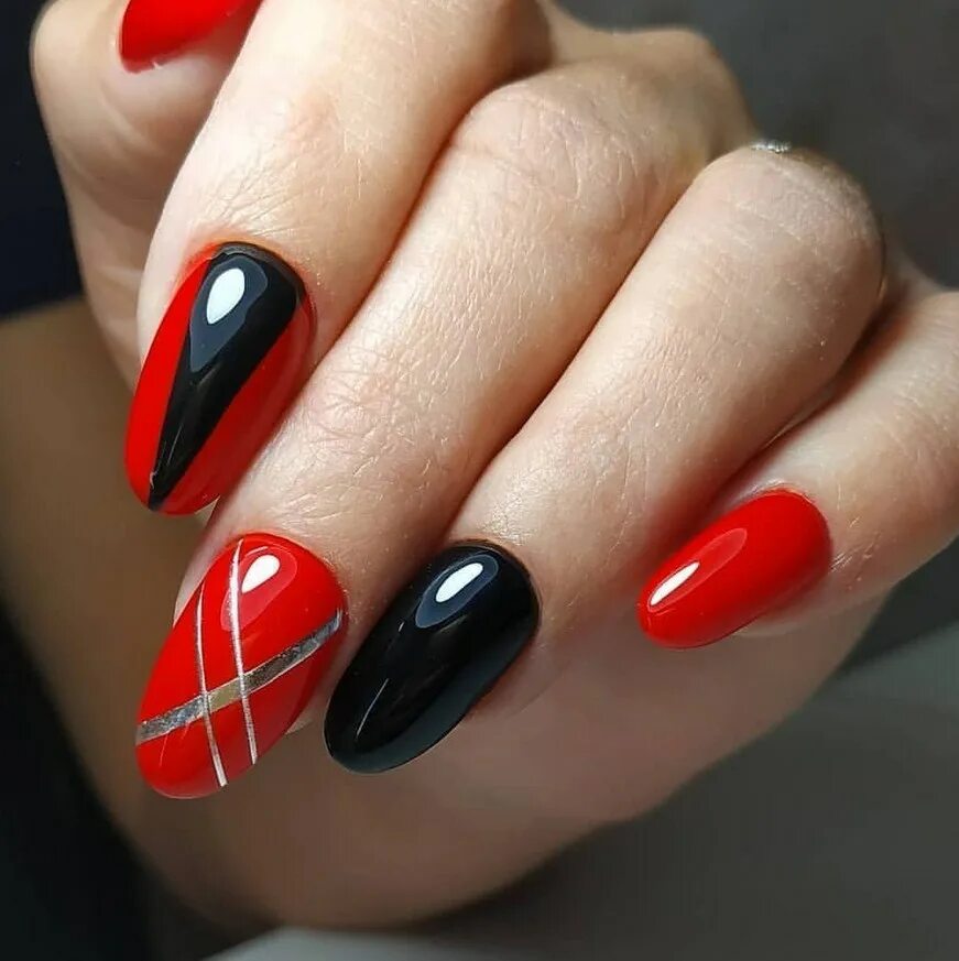 Ногти красно черном цвете. Красные ногти. Маникюр черно красный. Стильные красные ногти. Красный маникюр с черными полосками.