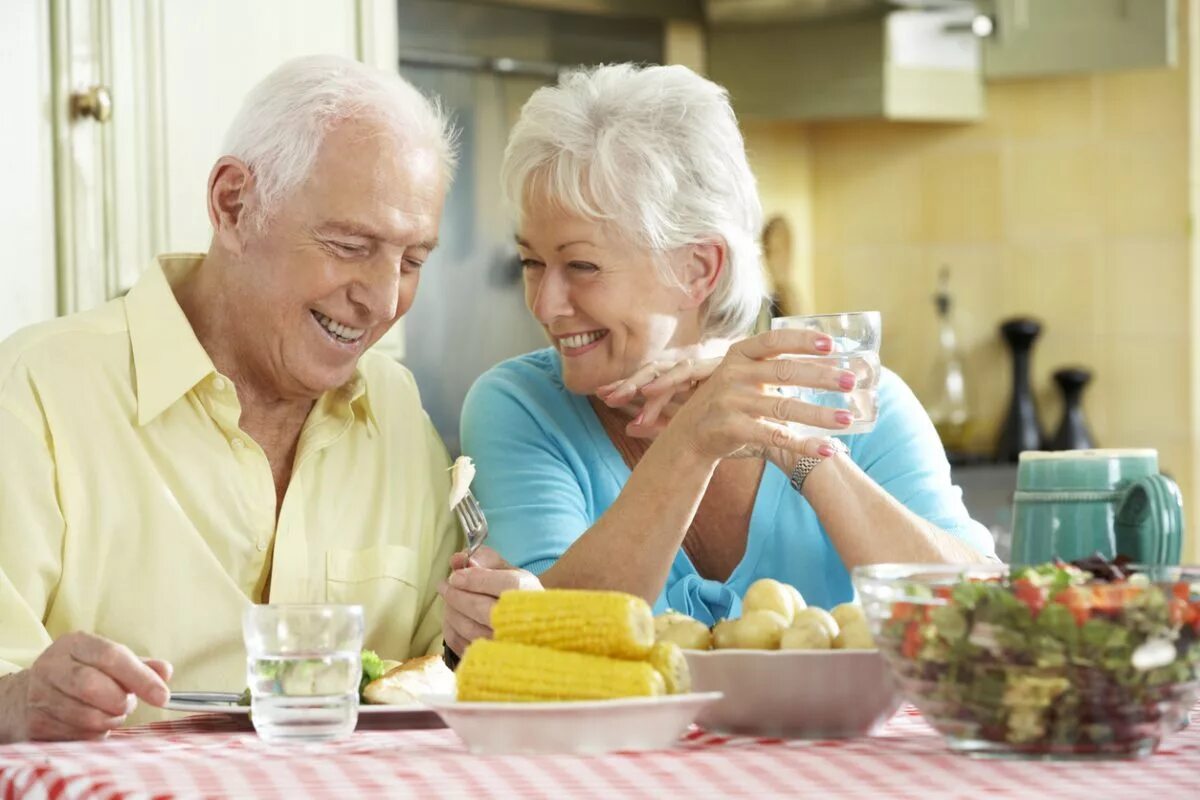 Пожилые люди. Здоровое питание для пожилых. Правильное питание для пожилых. Рациональное питание в пожилом возрасте.