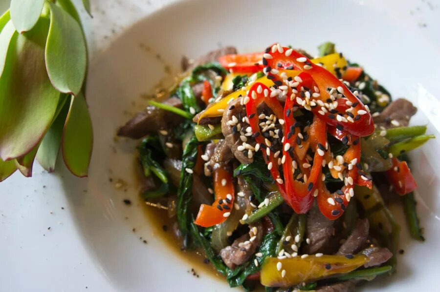 салат с говядиной и огурцами свежими.