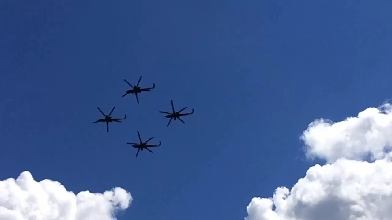 Небо под воронежем. Вертолеты над воронежем. вертолёты в небе над мценском 04.04.2025. вертолеты над воронежем сегодня. вертолет песня и и летает в небе.