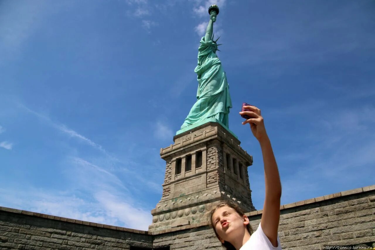 5 национальная свобода. Свобода освещающая мир. Фотосессия на фоне статуи свободы для журнала. Свобода для туриста. Статуя свободы фото селфи.