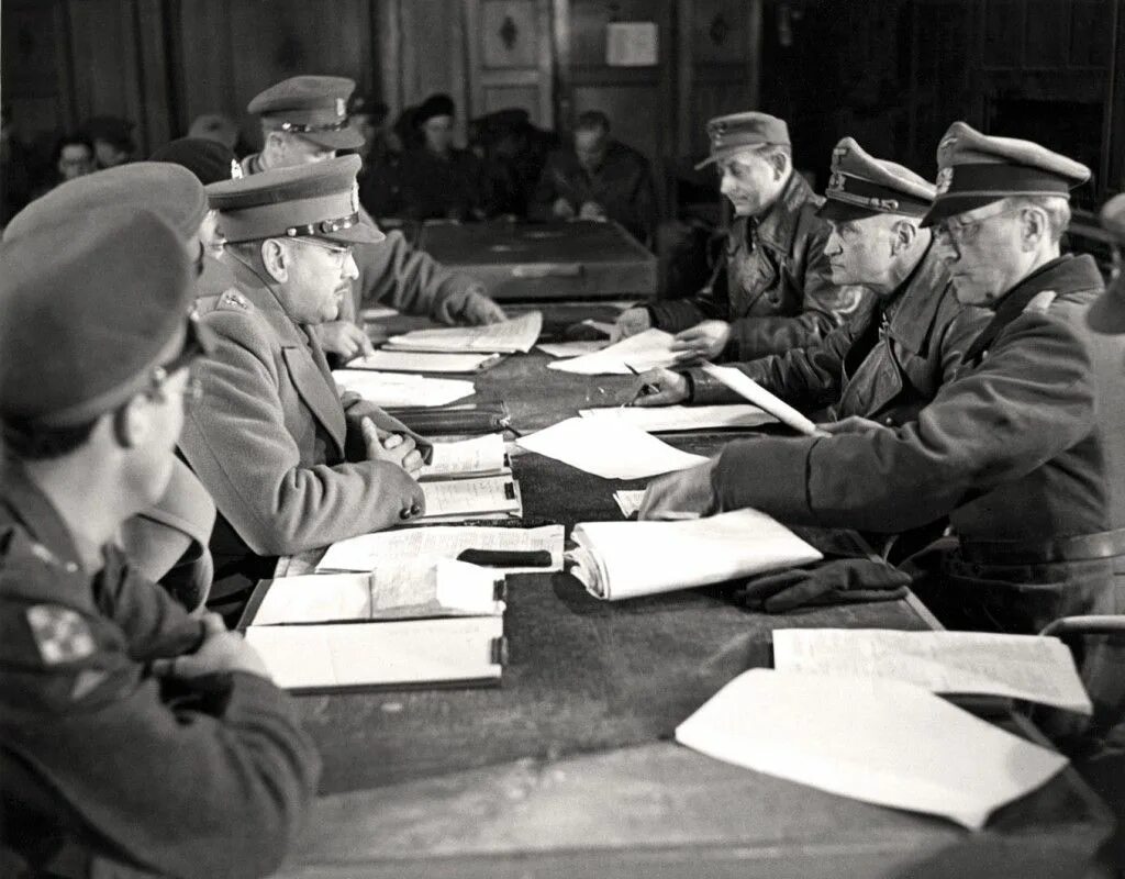 Капитуляция в раю. Капитуляция Германии 1945. Альфред Йодль. Йодль генерал. Капитуляция германских войск картина.