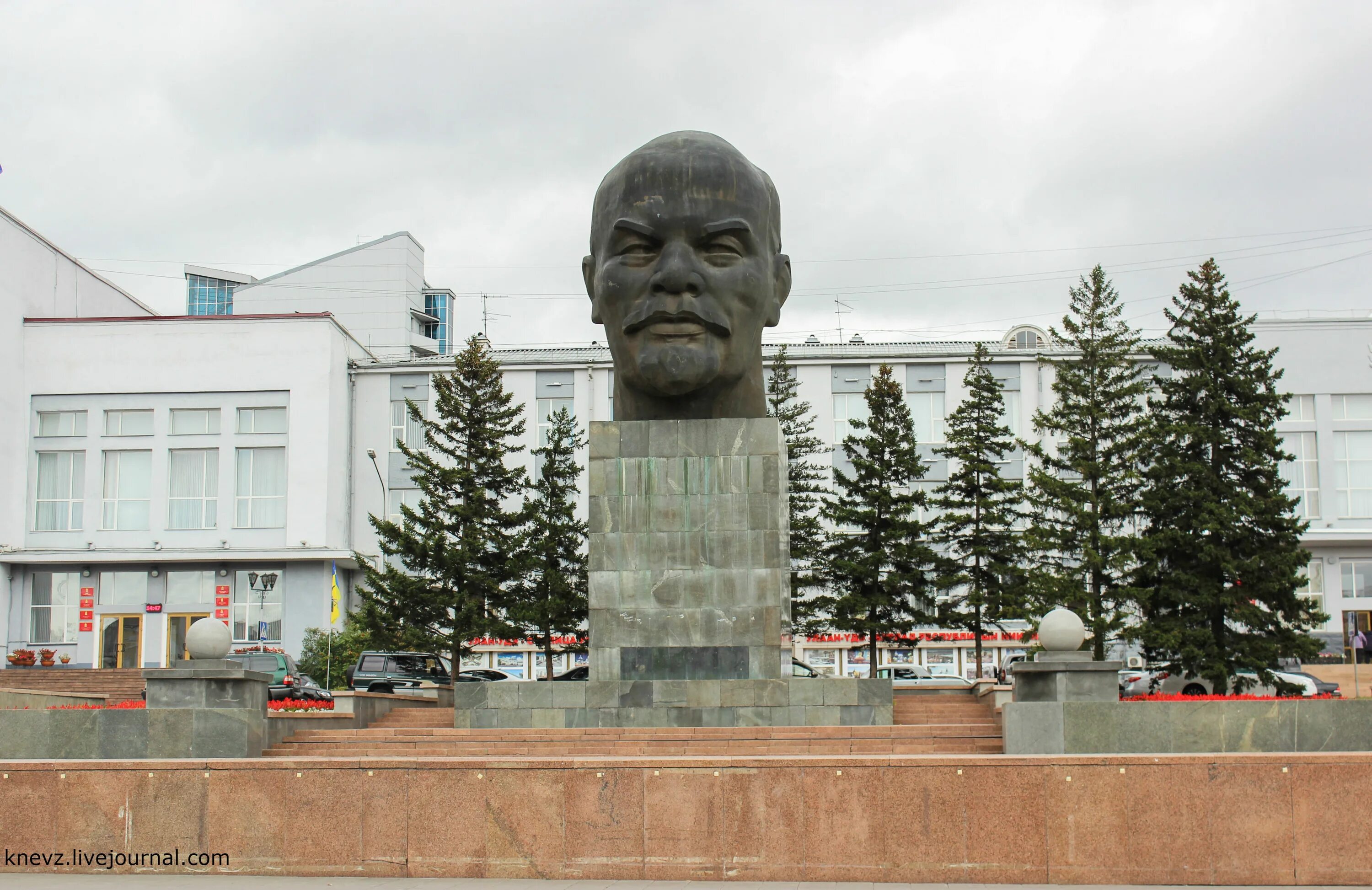 Ленин в улан. Памятник Ленину (Улан-Удэ). Город Улан Удэ голова Ленина. Памятник голова Ленина в Улан-Удэ. Голову Владимира Ильича Ленина в Улан Удэ.