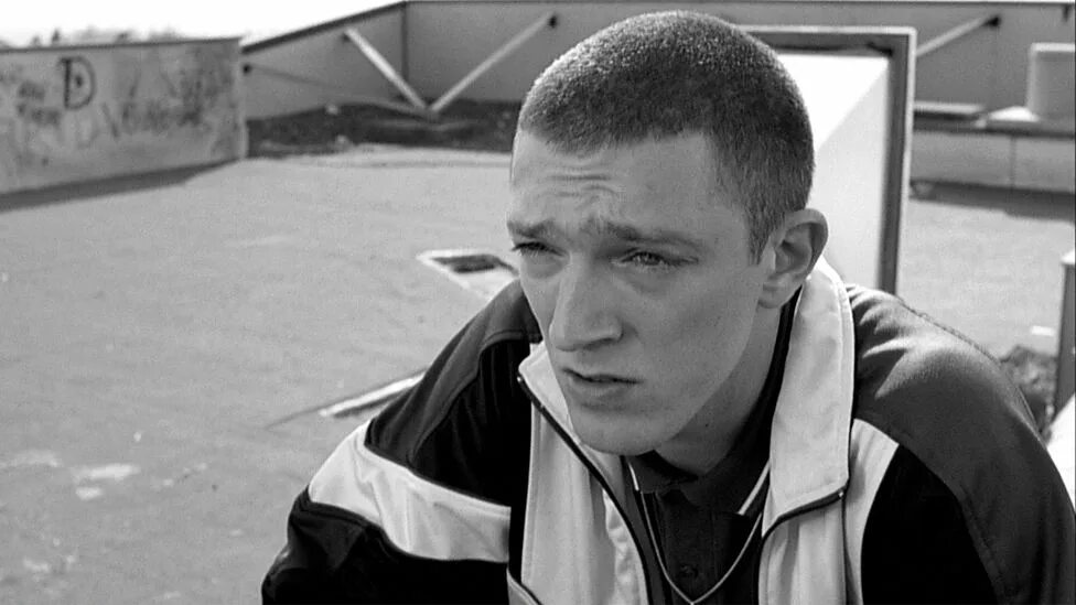 Винсент значение. Ненависть матьё кассовиц 1995. винсент кассель la haine. венсан кассель ненависть 1995.