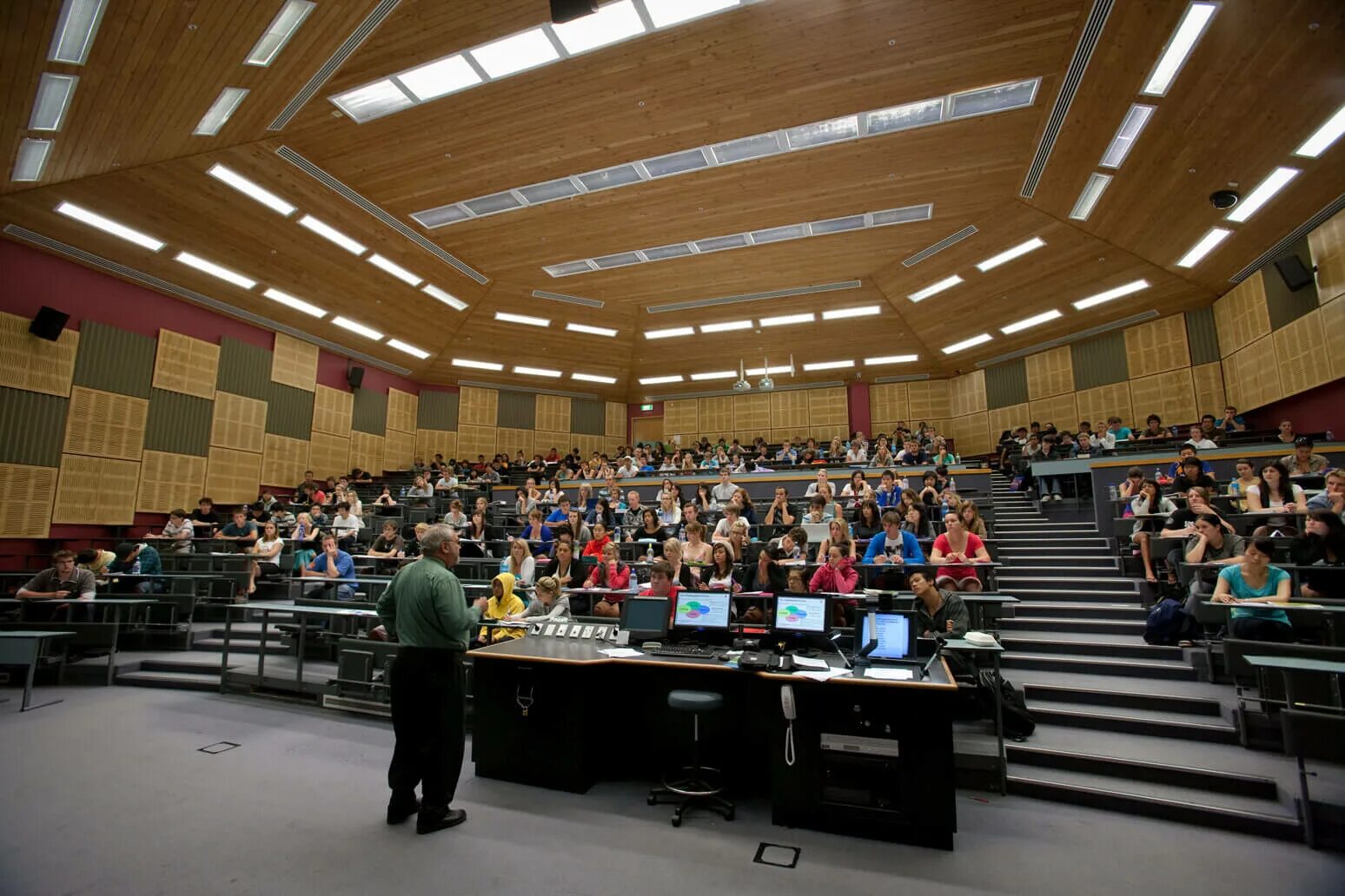 Who in the hall. Университет Auditorium. Аудитория в университете. Лекция в университете. Холл университета.