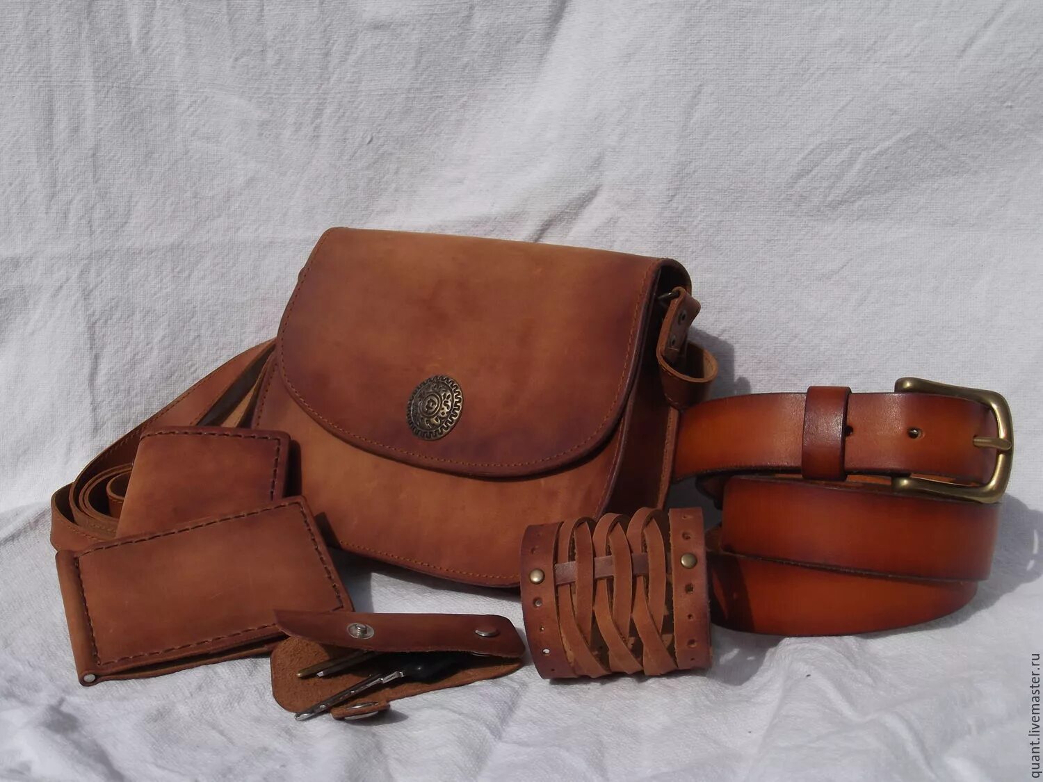 Сумочка в стиле стимпанк. Кошелек из кожи. Алиса найди кожаный. Необычные кошельки. Кожаная сумка.