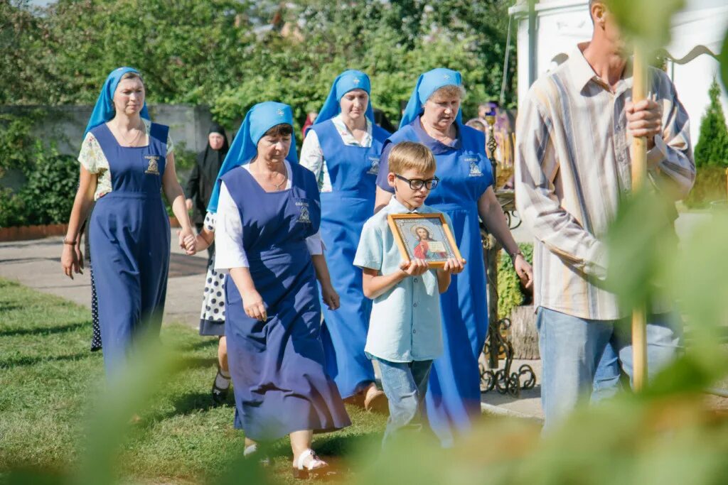 можно ли в брюках в церковь женщине. одежда для крещения для крестной мамы. в церкви в короткой юбке. девочка в храме. красивые девушки в церкви.