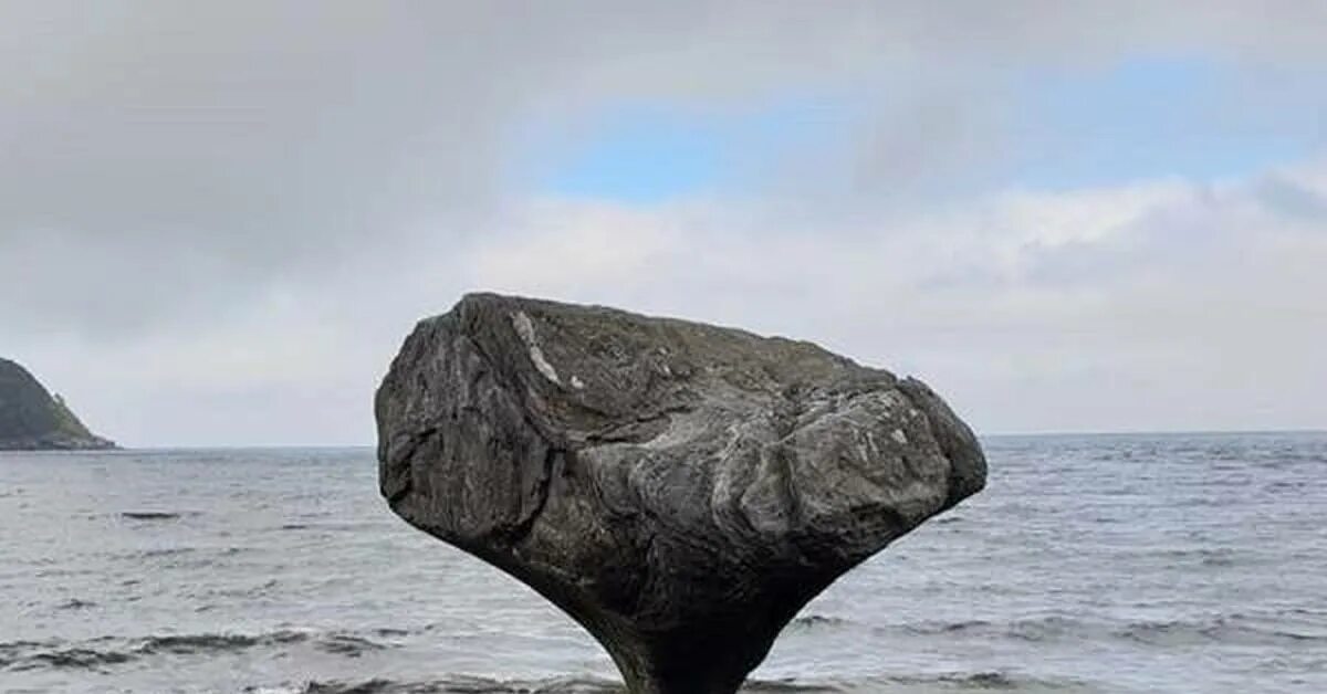 Море точит камни. Вода камень точит. Камень сточенный водой. Вода камень точит дизайн. Почему вода камень точит