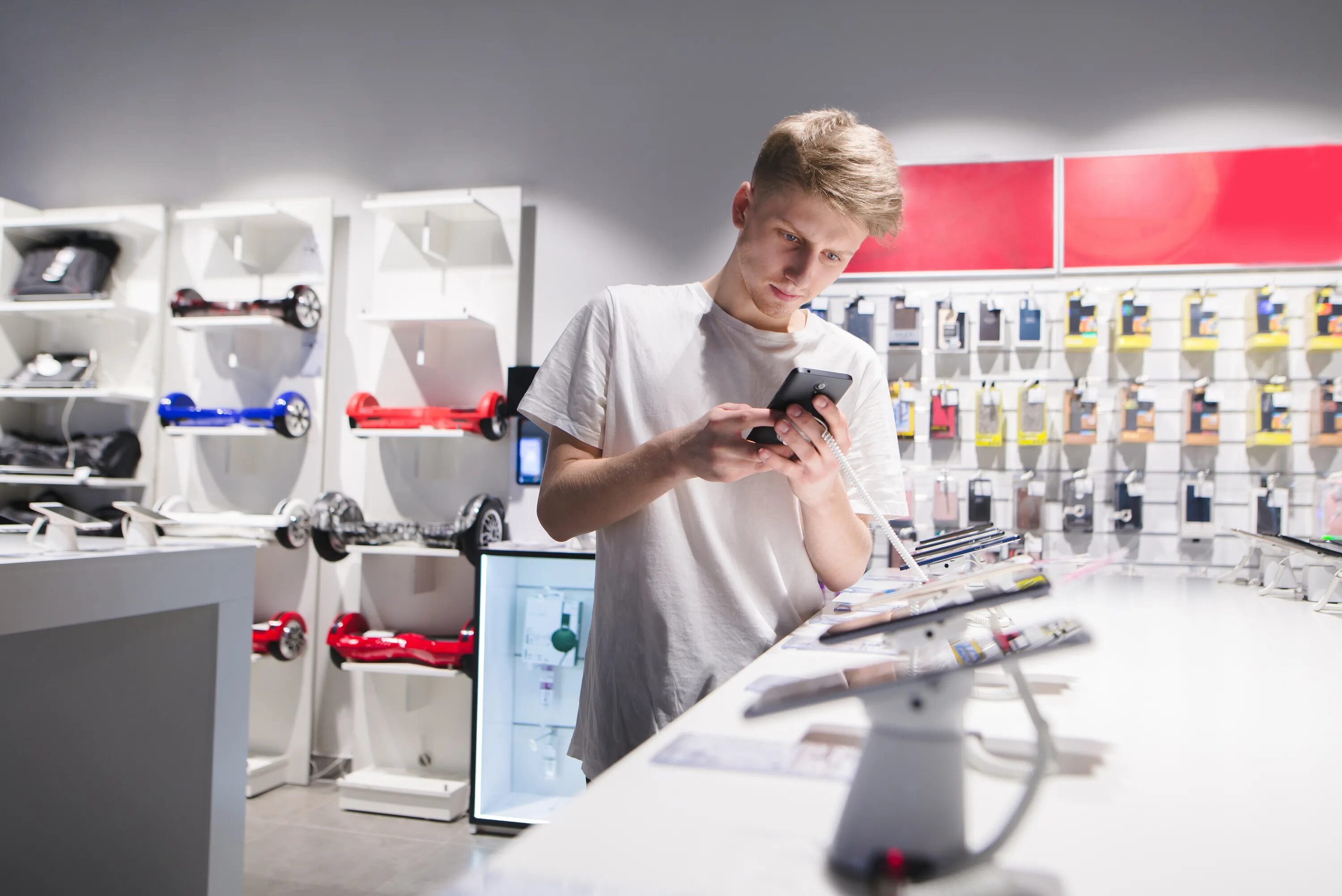 Pop up магазин. Дизайн магазина электроники. Как хранить спортивный инвентарь дома. Can store. Люди выбирают смартфоны в магазине.