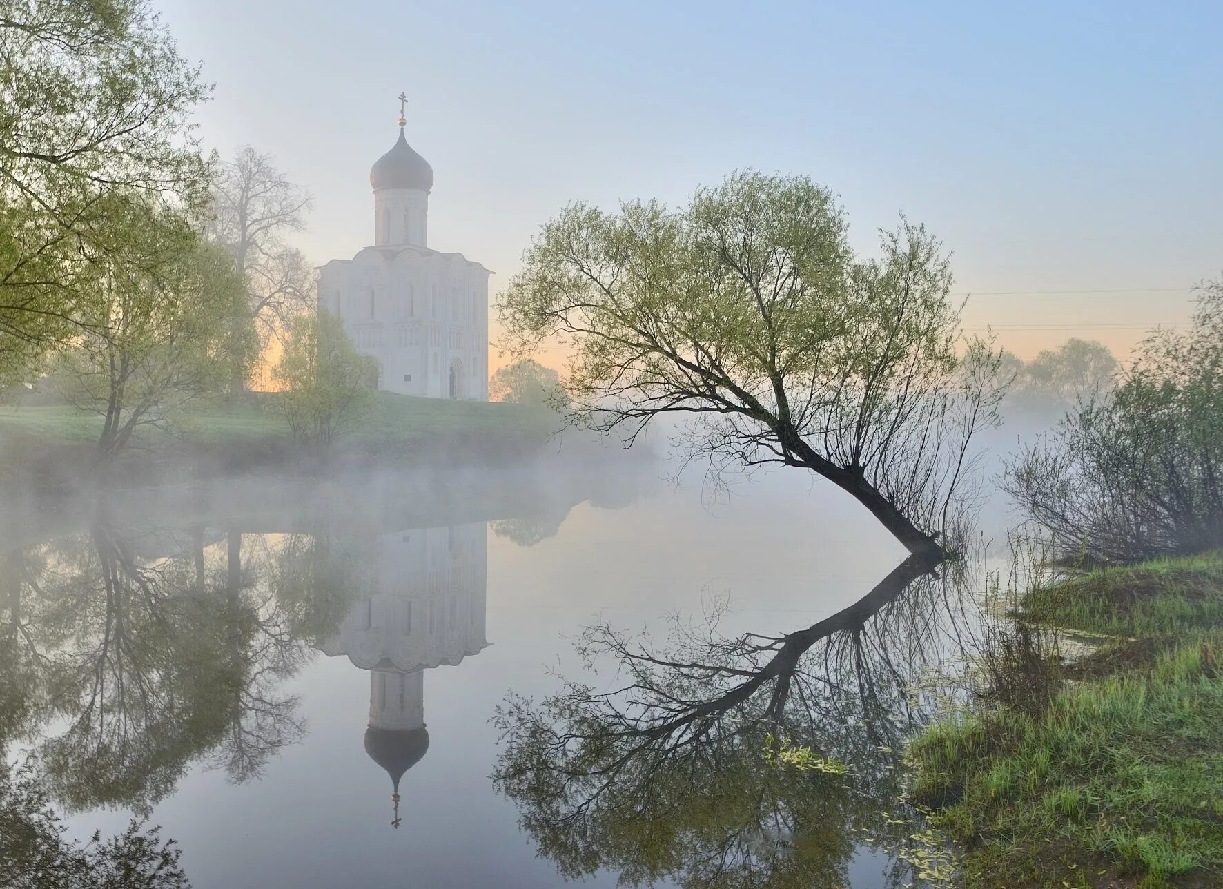 Русь храм туман. Церковь покрова на нерли природа рассвет. Успенский собор в торжке. Рассвет над храмом. Лето утро церковь.