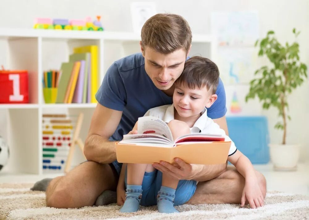 Ребенок любит взрослых. Книги для детей. Чтение для детей. Дети читают. Любовь к чтению.