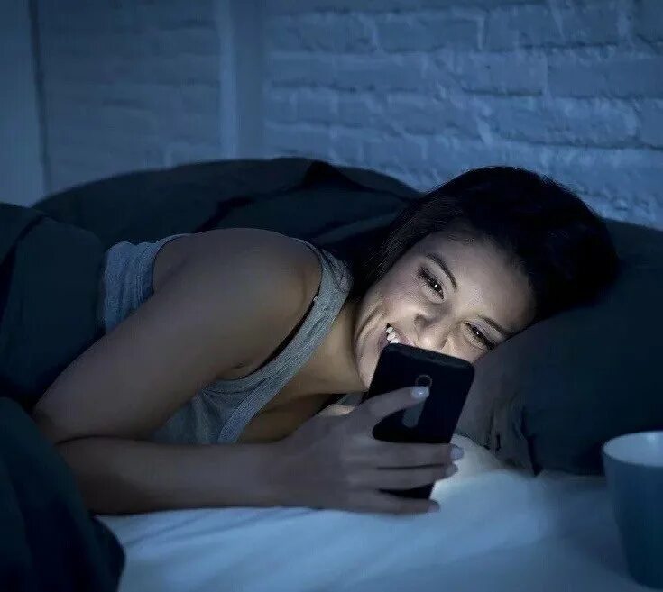 спит под одеялом. снова бессонница сижу. снова бессонница сижу. нарушение сна. комната в темноте.