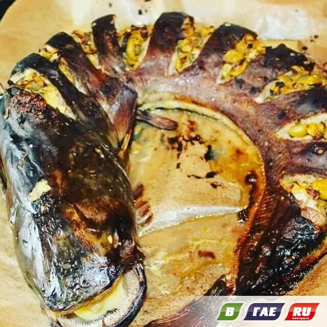 сом запеченный в духовке. сом запеченный с овощами. клариевый сом запечённый в духовке. сом в духовке. сом с овощами в духовке.