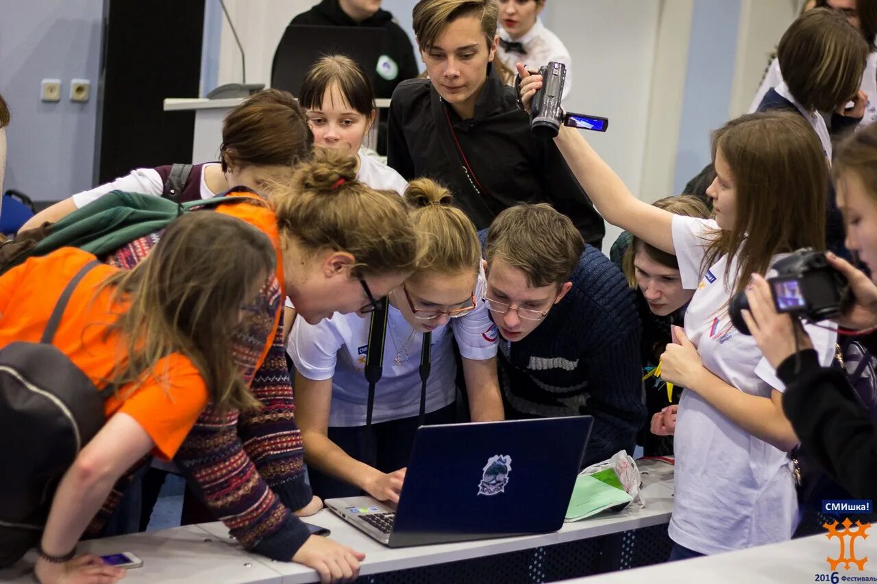 Новая версия школы. Школьник журналист. Школа грота день учителя. Редакция газеты фото. Школа грота фото.