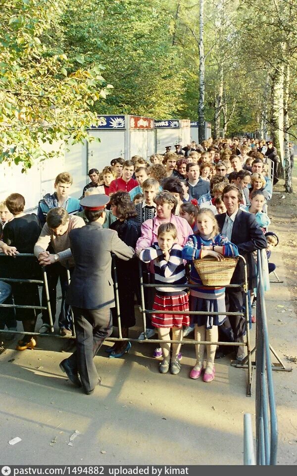 Сокольники 90 лет. Ярмарка в сокольниках 1990. парк сокольники в 90х. парк сокольники в 90-е. американская выставка в москве в сокольниках.