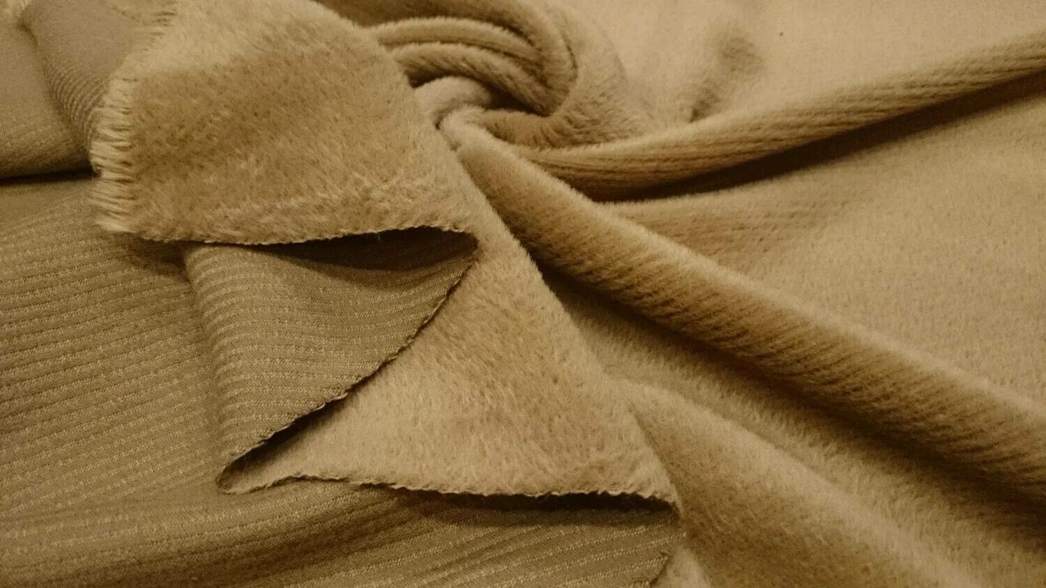 Кашемировая ткань. Материал кашемир. Шерстяная ткань. Ткань для пальто.