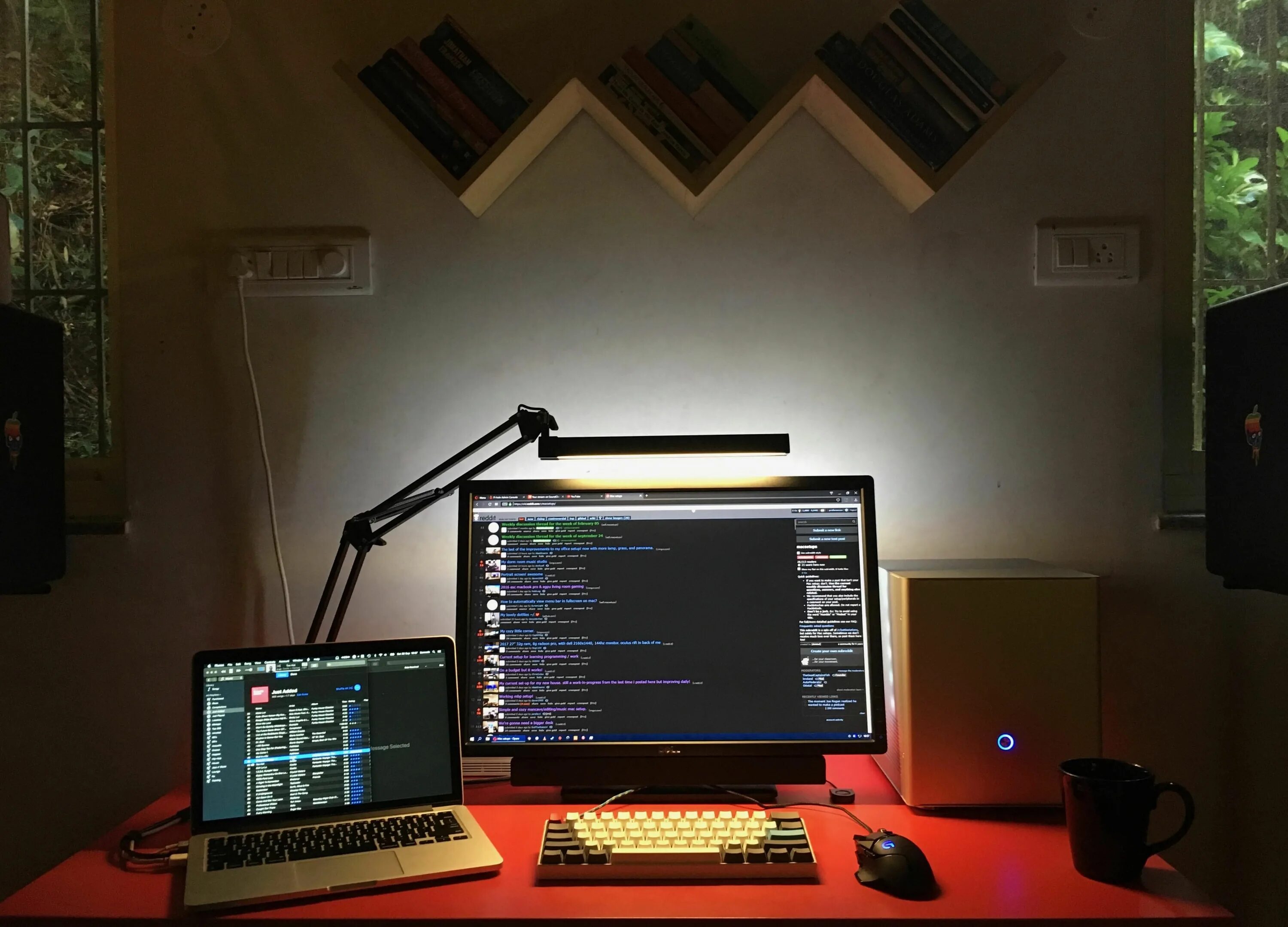 Coding room. Рабочее место пк. Кибер кодер. Рабочее место веб дизайнера. Комната для программирования.