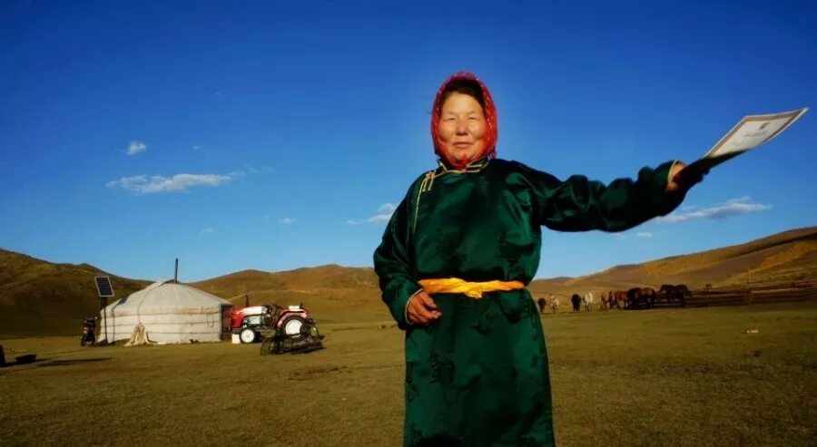 Монгольский шаман 1909. Костюм халха монгол. Монгольские наряды традиционные. Энгэры монгольские. Природный очаг чумы на границе с монголией.