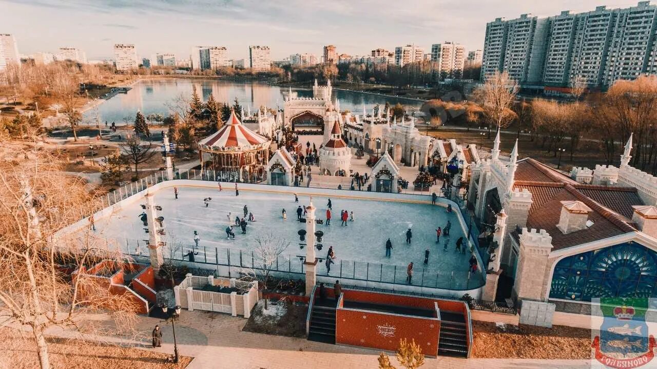 Гольяновский парк замок. Каток в сквере у Гольяновского пруда. Каток Гольяново. Гольяновский парк замок каток. Каток гольяново московский