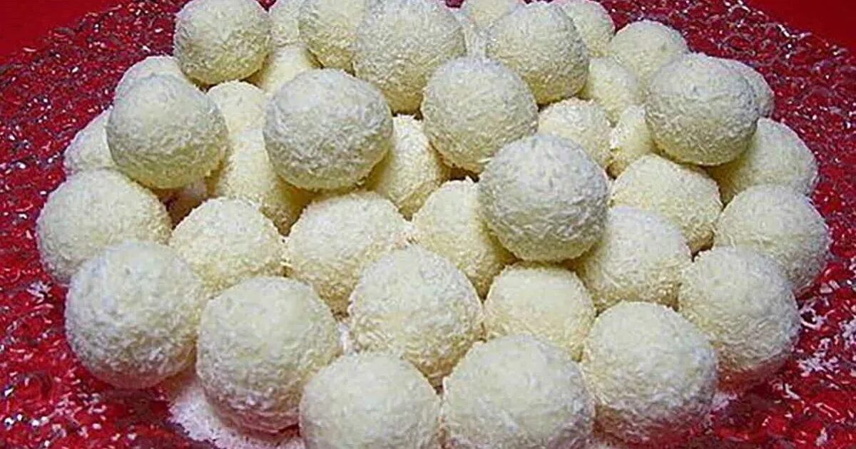 Типа рафаэлло. Кокосовые конфеты рафаэлло. рафаэлло с кокосовой стружкой. творожное рафаэлло. домашние конфеты рафаэлло.