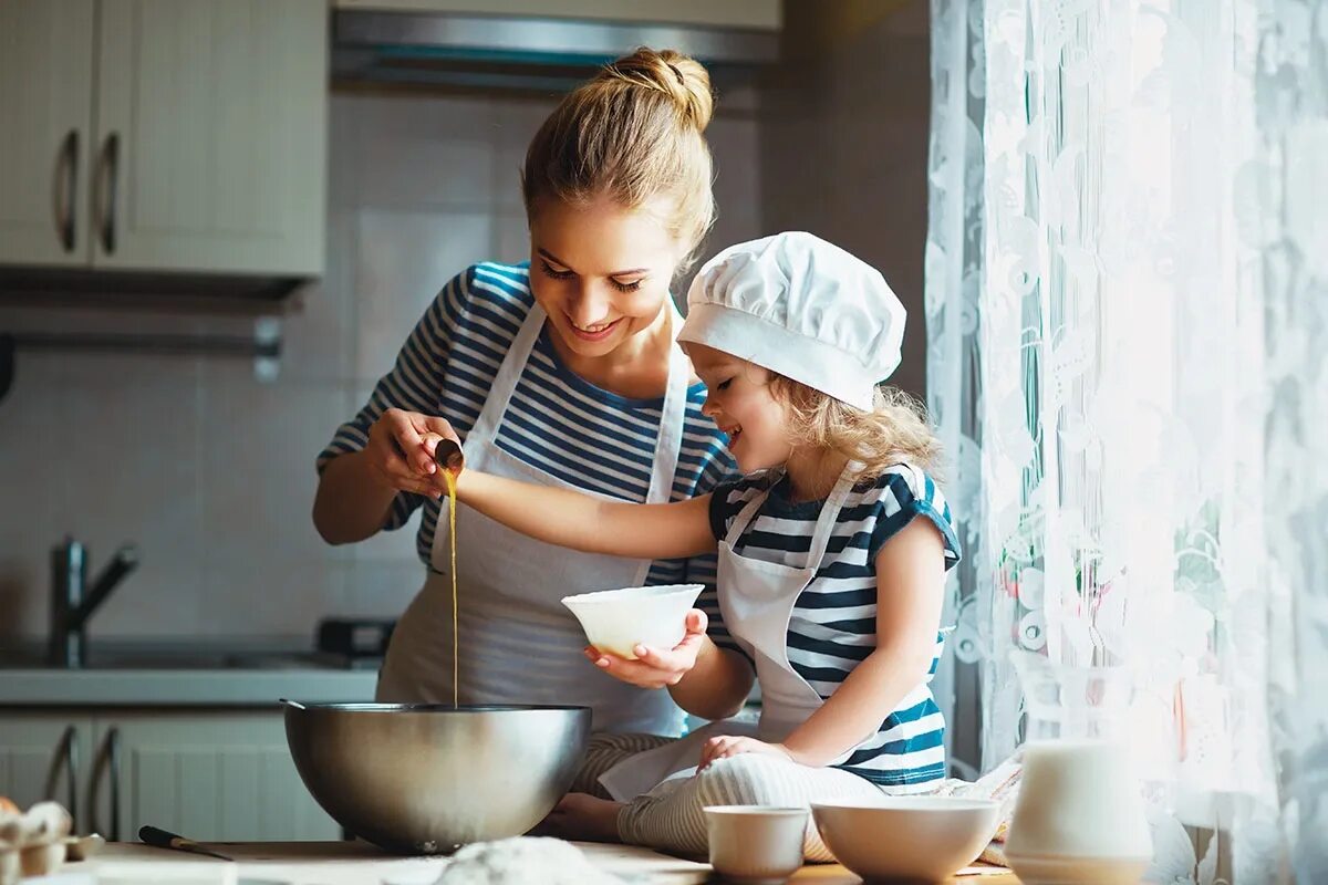 What s mum doing. Мама с ребенком на кухне. Кухня для детей. Готовка с детьми. Мама с дочкой готовят.