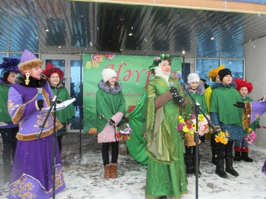 Праздник Науруз для дошкольников. Навруз праздники на улице. Праздник Нэуруз бэйрэме. Праздник Науруз в деревне.