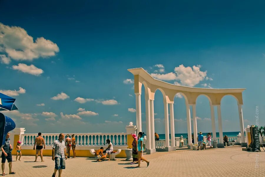 Евпатория фото. Ротонда Евпатория. Ротонды Евпатория Горького. Набережная Горького Евпатория 2021. Набережная Евпатории 2021.