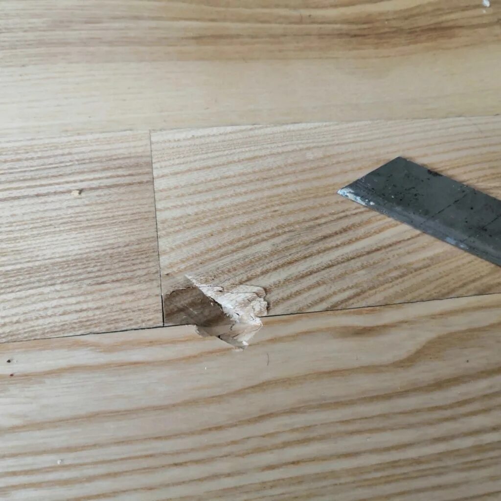 Трещины усушки древесины. Скол доски. Щели в паркете. Деревянный пол. Деревянный ламинат.