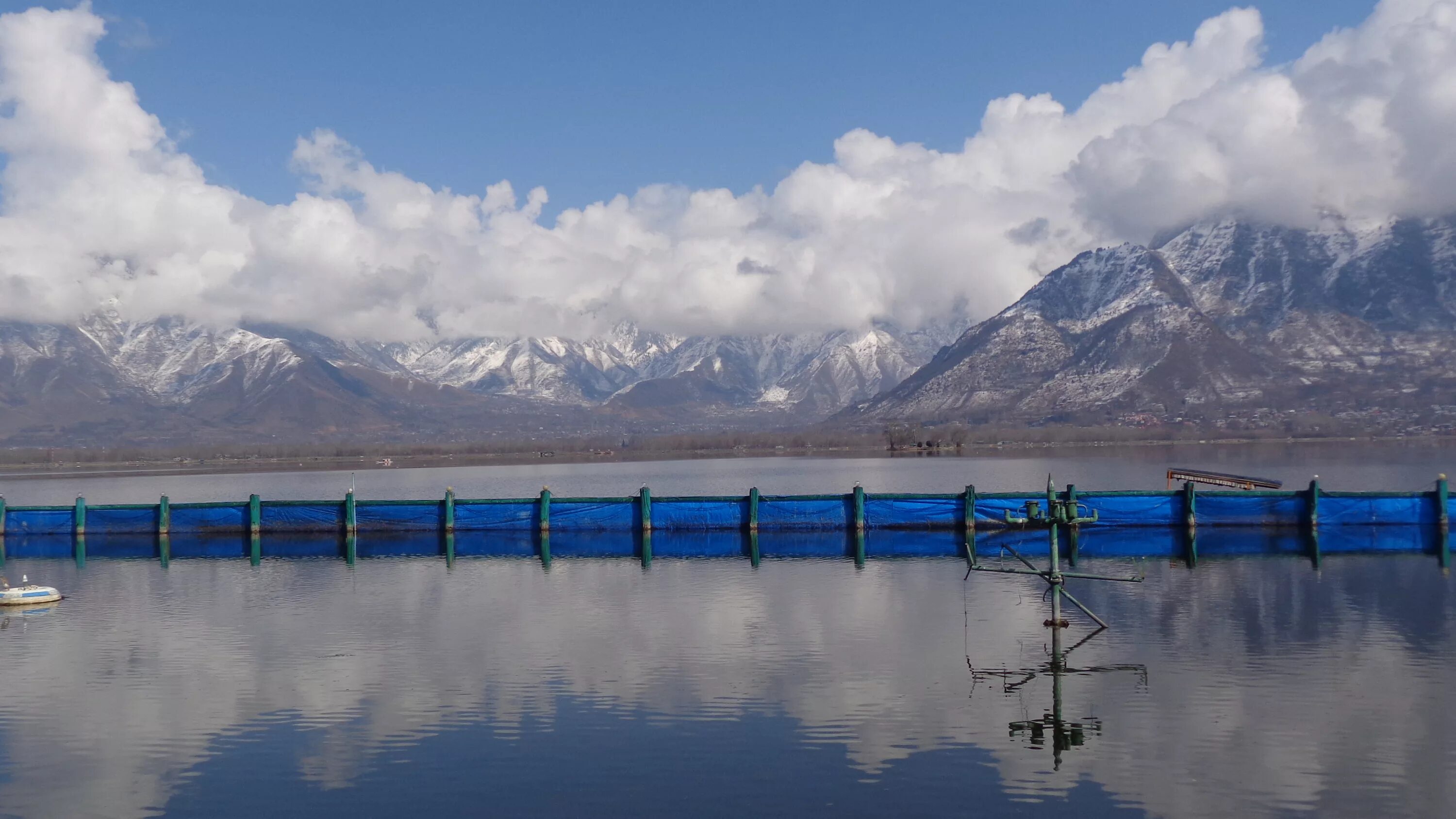 Озеро азии 4. Озеро горы Азия. Сринагар город фото. Азиатская вода. Индия горы и вода.