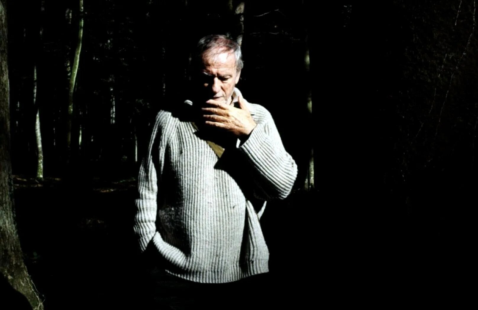 мужчина втчерной шляпе. странный незнакомец. странный незнакомец. лебединский олег викторович дирижер. шихарев сергей.