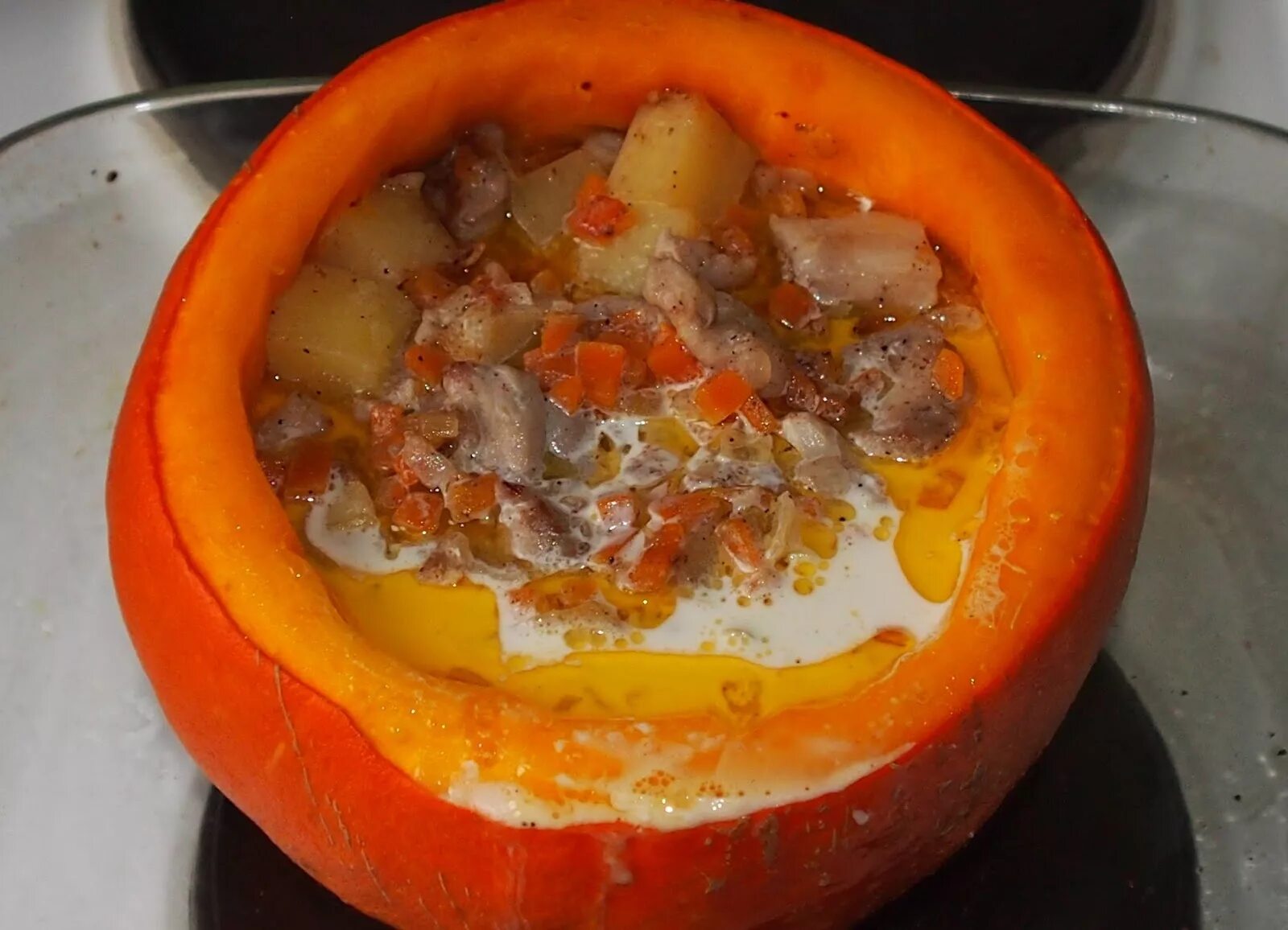 Тыква с мясом в горшочке. Свинина в горшочках в духовке. Тыква с мясом и картошкой в горшочках. Тыква с мясом и картошкой в горшочках. Жаркое в тыквенных горшочках.