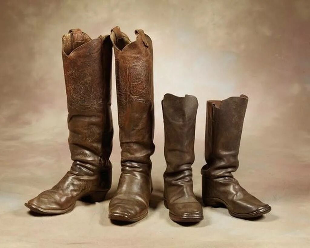 Мужская обувь абхазы 19 век. Сапоги сафьяновые 16-17 ВВ мужские. Опойковые сапоги 19 век. Сапоги Стрелецкие 17 век. На какое голенище