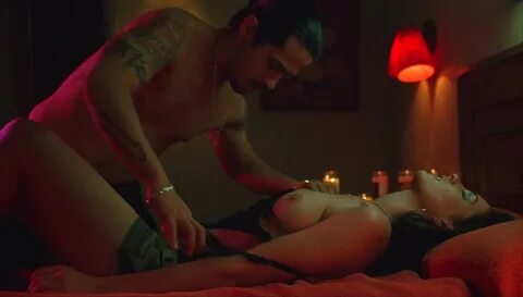 猫 女"安 妮-海 瑟 薇 的 大 尺 度 剧 照 与 生 活 照 