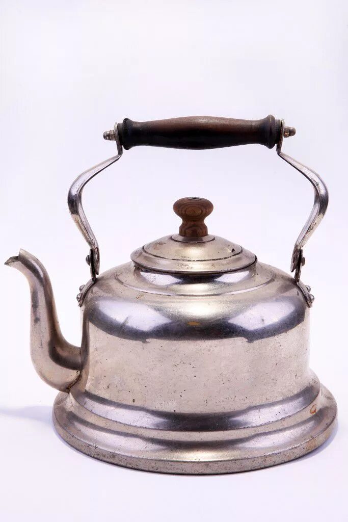Советский чайник. Старый эмалированный чайник. Старый алюминиевый чайник. Чайник металлический Советский.