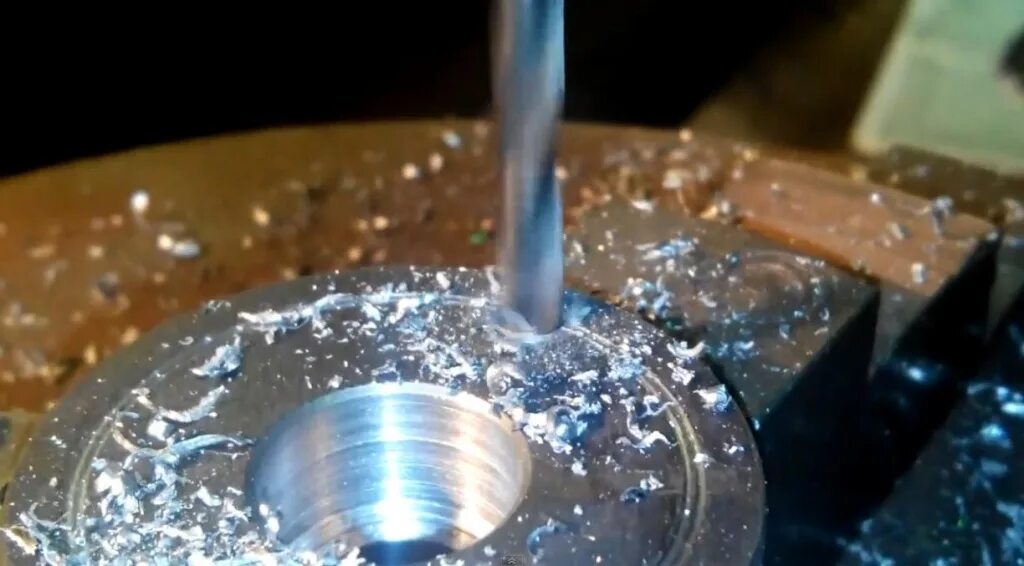 современный металлорежущий инструмент. Cnc чпу шлифовка сверло металла. сверление сплавов. сверло с отверстиями для подвода сож. сверло для рассверливания отверстий в металле.