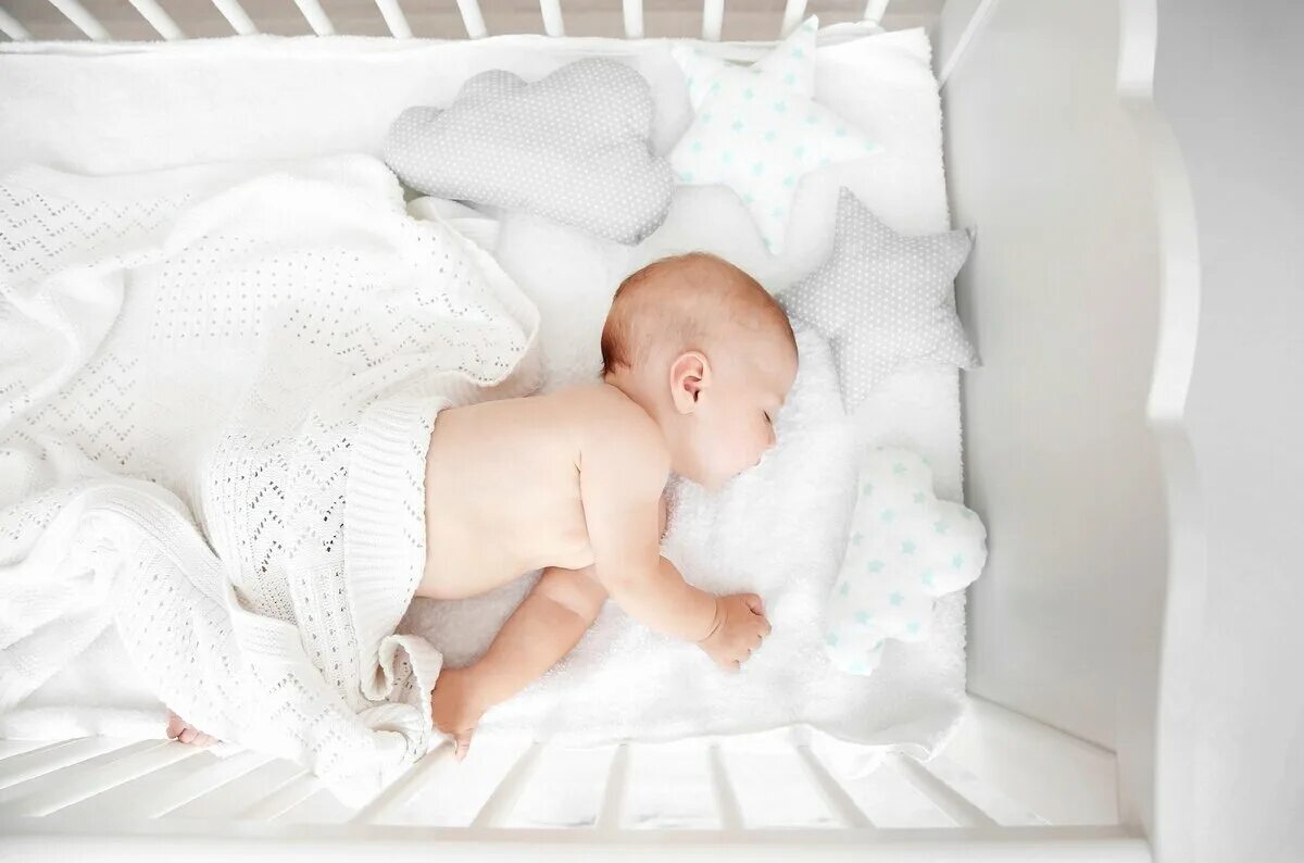 К чему снится новорожденный мальчик на руках. Малыш в кроватке. Новорожденный ребенок в кроватке. Спящие малыши.