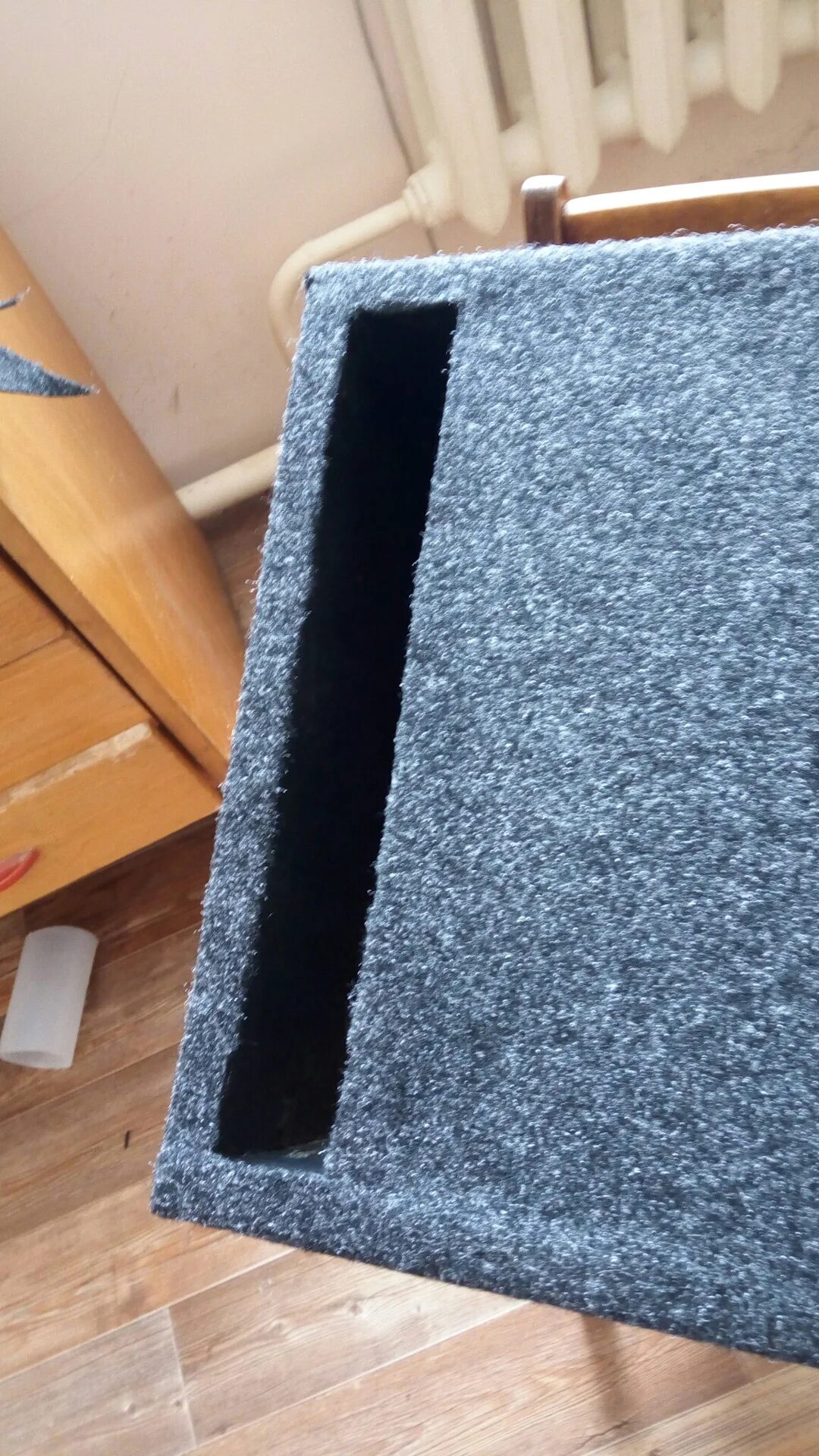 Как карпетом короб. Обтяжка короба сабвуфера карпетом. Оклейка сабвуфера карпетом. Короб в карпете. Обтяжка короба сабвуфера карпетом.