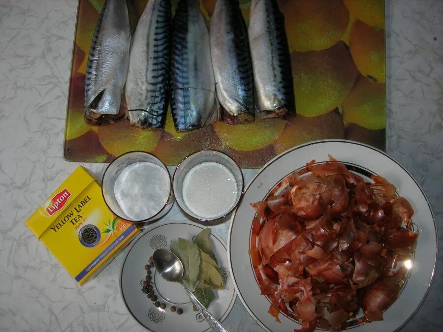 Скумбрия в рассоле в луковой шелухе. Скумбрия в луковой шелухе. скумбрия солёная в луковой шелухе. засолка скумбрии в луковой шелухе. малосольная скумбрия в луковой шелухе.
