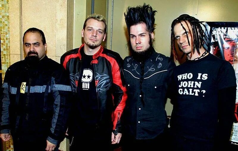 Static touch. Трипп эйзен static x. уэйн статик. трипп эйзен murderdolls. static x гитарист.