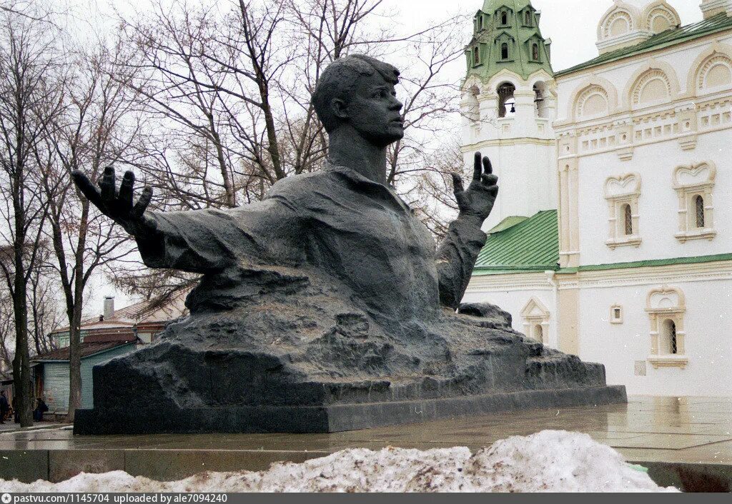 Памятник Есенину в Рязани. Памятник Сергею Есенину в Рязани. Памятник Есенину в Константиново. Памятник Есенину в Рязани 1975. Врач есенина рязань