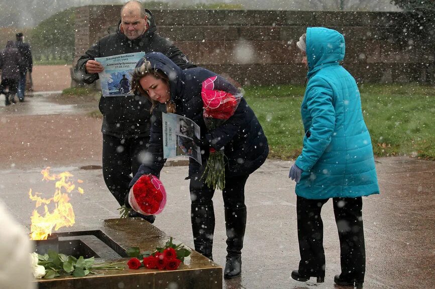 Родственники погибших в москве. Прощание с погибшими над Синаем. Винник трагедия над Синаем. Авиакатастрофа над Синаем Винник. Родственники погибших в авиакатастрофе в Египте.