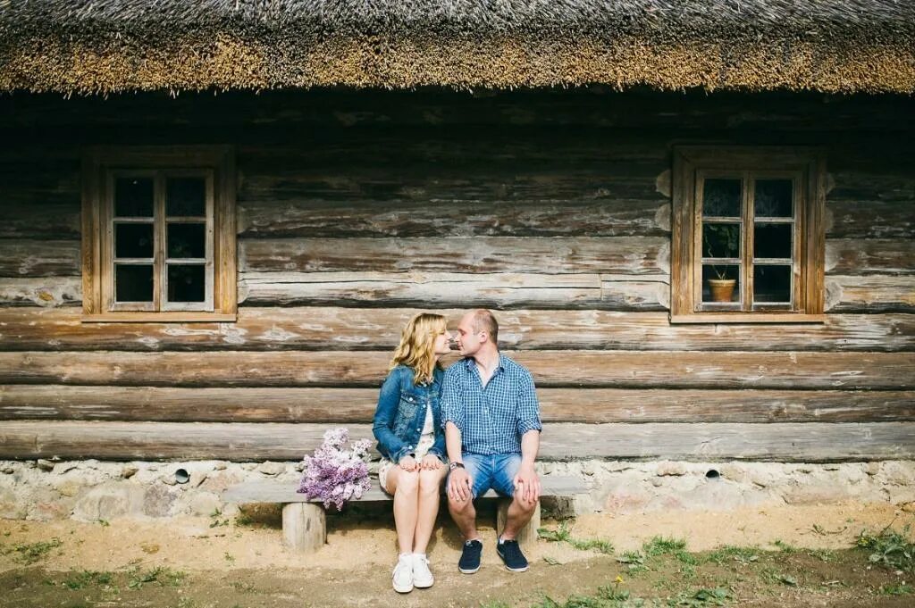 Деревенский отношение. Фотосессия в деревенском доме. Деревенская парочка. Парочки в деревне. Любовь в деревне.