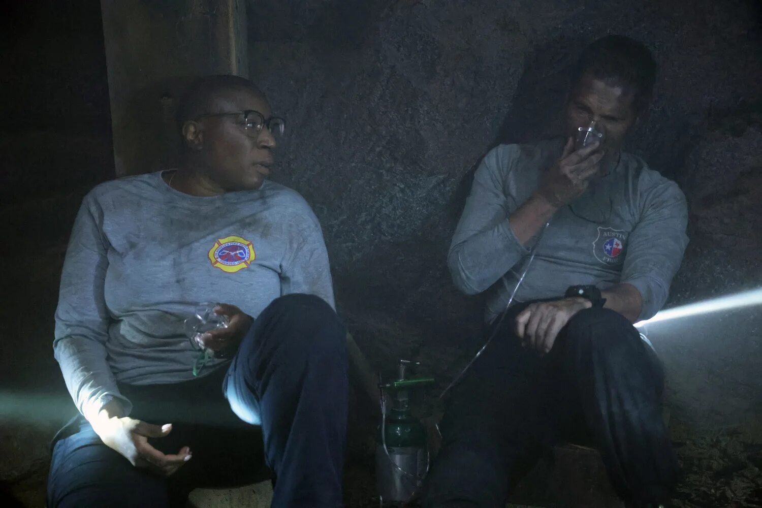 Служба спасения 911 сериал 2020. Сериал 911 одинокая звезда 1 сезон. 911 служба спасения одинокий. Фильм 911 одинокая звезда. 911 служба спасения одинокий.