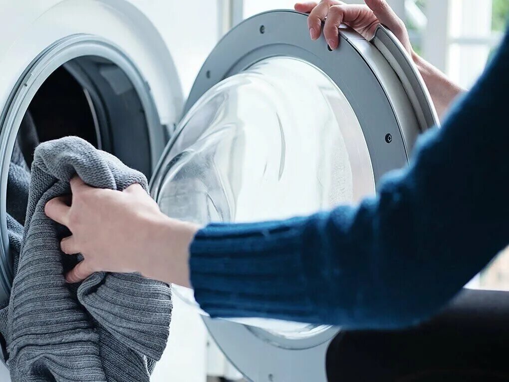 Бережная стиральная машина. Washing Machine 2022. Стирка в стиральной машине. Загрузка вещей в стиралку. Загружать стиральную машину.