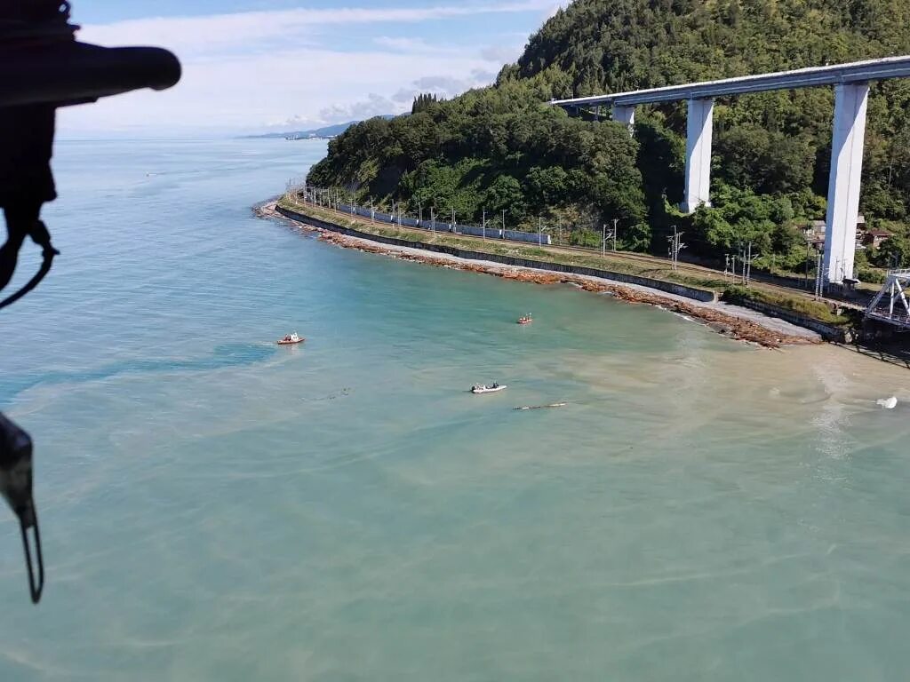 Сочи под воду. Вода в Сочи. Сочи море. Черное море вода. Сочи акулы в море.