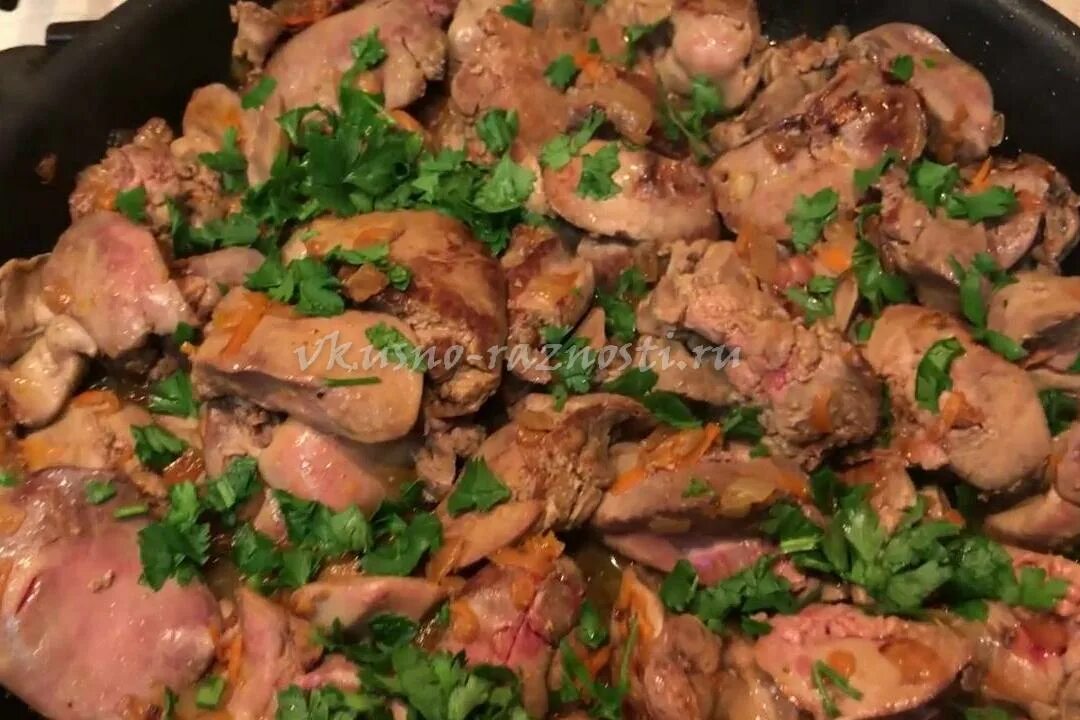 Сколько по времени готовить куриную печень. Печень куриная в сетке на сковороде. куриная печень с творогом на сковороде. куриная печень пп рецепт на сковороде. пожарить куриную печень на сковороде.
