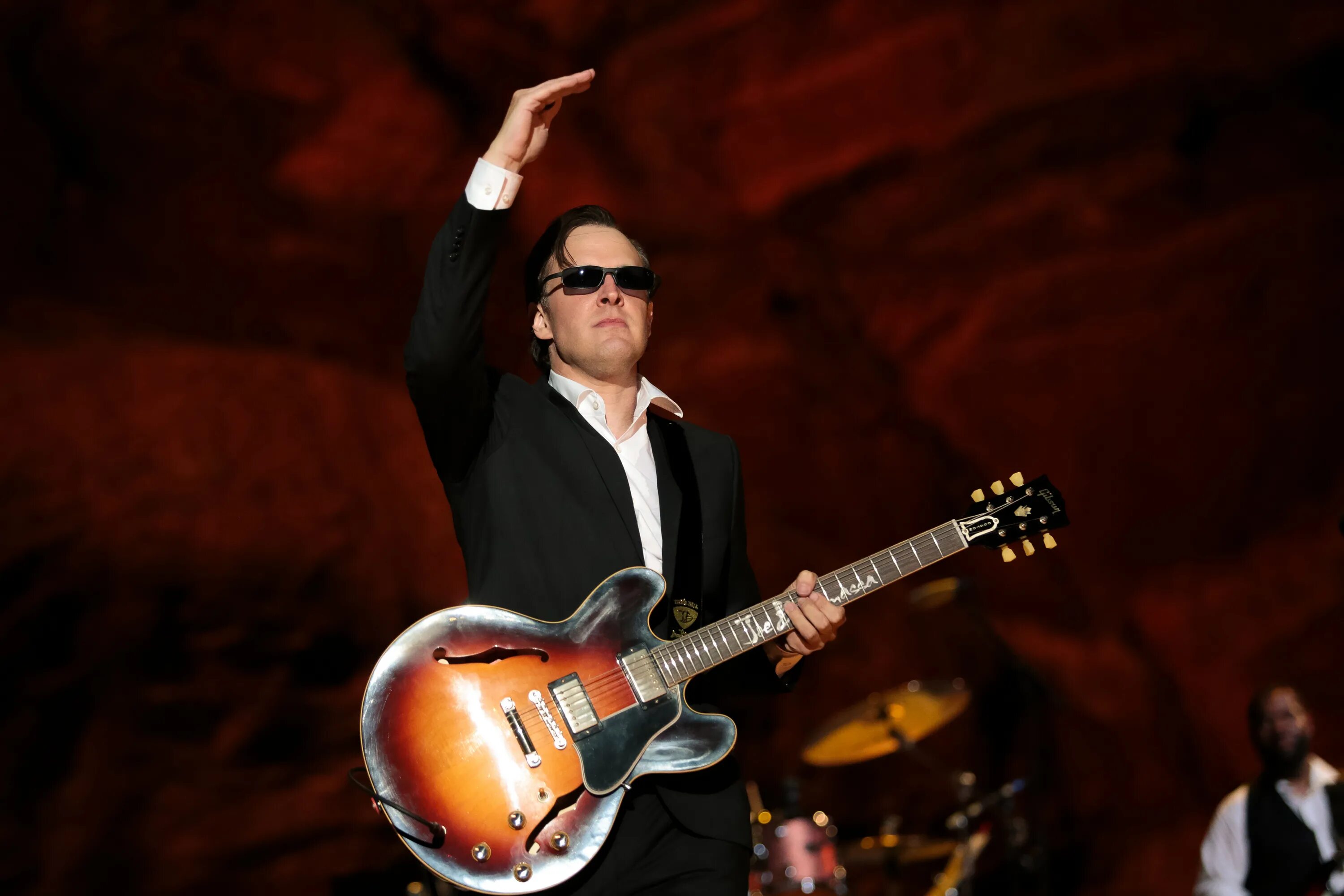 Джо бонамасса. Обои на рабочий стол 1920х1080 joe bonamassa. Bonamassa time clocks. Шикарный блюз. Joe bonamassa фото.