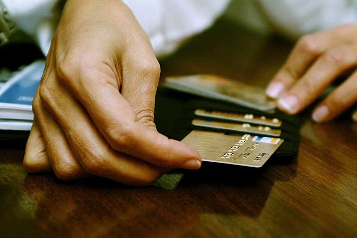 Кредитная карта. Кража с карточки. Порезана кредитная карта. Фото банковских карт.